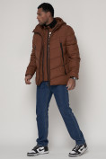 Оптом Спортивная молодежная куртка мужская коричневого цвета 93691K в Екатеринбурге, фото 4