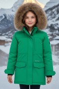 Оптом Куртка парка зимняя детская подростковая для девочки с капюшоном и мехом зеленого цвета 9442Z