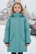 Оптом Куртка парка зимняя детская подростковая для девочки с капюшоном и мехом зеленого цвета 9444Z
