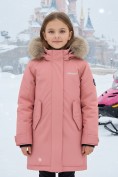 Оптом Куртка парка зимняя подростковая для девочки с капюшоном и мехом розового цвета 9446R