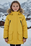 Оптом Куртка парка зимняя подростковая для девочки с капюшоном и мехом желтого цвета 9448J
