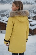Оптом Куртка парка зимняя подростковая для девочки с капюшоном и мехом желтого цвета 9448J, фото 2