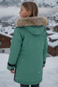 Оптом Куртка парка зимняя подростковая для девочки с капюшоном и мехом зеленого цвета 9448Z, фото 2