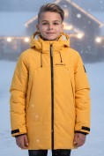 Оптом Парка зимняя подростковая для мальчика с капюшоном желтого цвета 9533J