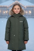 Оптом Парка зимняя подростковая для девочки с капюшоном и мехом темно-зеленого цвета 9536TZ