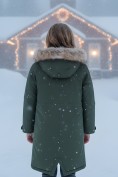 Оптом Парка зимняя подростковая для девочки с капюшоном и мехом темно-зеленого цвета 9536TZ, фото 2