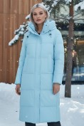Оптом Пальто утепленное стеганное зимнее с капюшоном женское голубого цвета 9601Gl