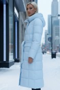 Оптом Пальто утепленное стеганное зимнее с капюшоном женское голубого цвета 9609Gl, фото 3