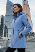 Оптом Парка женская софтшелл виндстоппер удлинённая с капюшоном голубого цвета 9614_1Gl, фото 3