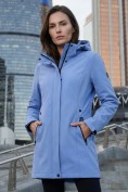Оптом Парка женская софтшелл виндстоппер удлинённая с капюшоном голубого цвета 9614_1Gl