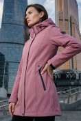 Оптом Парка женская софтшелл виндстоппер удлинённая с капюшоном малинового цвета 9614_1M, фото 2