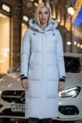 Оптом Пальто утепленное стеганное зимнее с капюшоном женское светло-серого цвета 9615SS