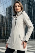 Оптом Парка женская софтшелл виндстоппер удлинённая с капюшоном белого цвета 9618_1Bl