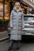 Оптом Пальто утепленное стеганное зимнее с капюшоном женское серого цвета 9620Sr