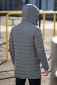 Оптом Куртка мужская удлинённая стёганая с капюшоном и графеновой подкладкой серого цвета 9629_1Sr, фото 2