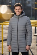 Оптом Куртка мужская удлинённая стёганая с капюшоном и графеновой подкладкой серого цвета 9629_1Sr