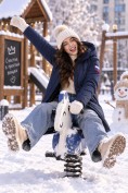Оптом Женская зимняя парка с графеновой подкладкой темно-синего цвета 9658TS