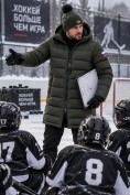Оптом Мужская удлинённая зимняя куртка с V-образной стёжкой цвета хаки 9659Kh, фото 3