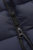 Оптом Мужская удлинённая зимняя куртка с V-образной стёжкой темно-синего цвета 9659TS, фото 13