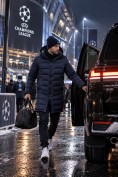 Оптом Мужская удлинённая зимняя куртка с V-образной стёжкой темно-синего цвета 9659TS, фото 3