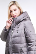 Оптом Куртка зимняя женская классическая коричневого цвета 98-920_48K, фото 7